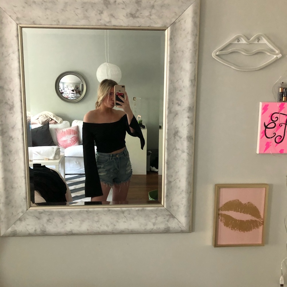 black off the shoulder long sleeve crop top